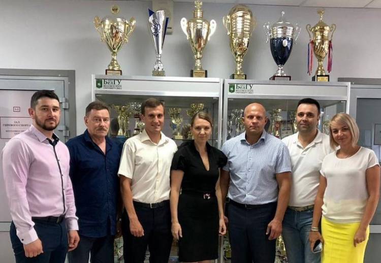 Прославленный спортсмен Фёдор Емельяненко окончил аспирантуру НИУ «БелГУ» События НИУ «БелГУ» прославленный спортсмен фёдор емельяненко окончил аспирантуру ниу «белгу»