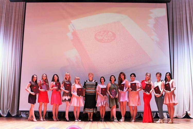 Выпускникам факультета дошкольного, начального и специального образования Педагогического института вручили дипломы События НИУ «БелГУ» выпускникам факультета дошкольного, начального и специального образования педагогического института вручили дипломы