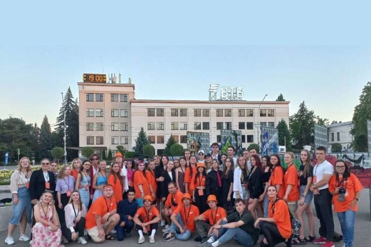 Volunteers of Belgorod State University interpret at “CARDO” international festival Volunteers of Belgorod State University interpret at “CARDO” international festival