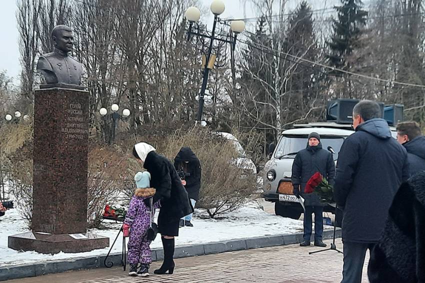 Студенты НИУ «БелГУ» приняли участие в открытии бюста Героя России Дмитрия Астафьева События НИУ «БелГУ» студенты ниу «белгу» приняли участие в открытии бюста героя россии дмитрия астафьева