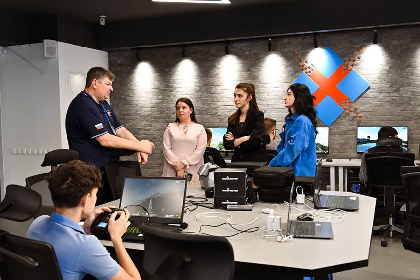 В НИУ «БелГУ» прошёл мастер-класс по пилотированию дронов в симуляторе DCL The Game События НИУ «БелГУ» в ниу «белгу» прошёл мастер-класс по пилотированию дронов в симуляторе dcl the game