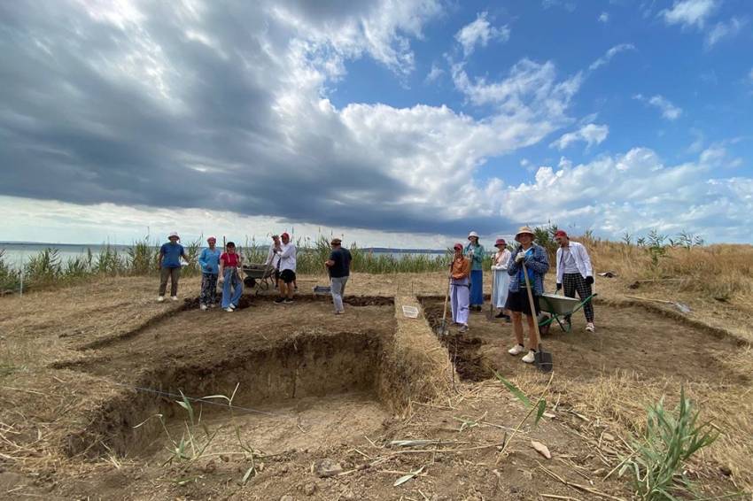 Студенты-историки НИУ «БелГУ» приняли участие в работе Таманской археологической экспедиции События НИУ «БелГУ» студенты-историки ниу «белгу» приняли участие в работе таманской археологической экспедиции
