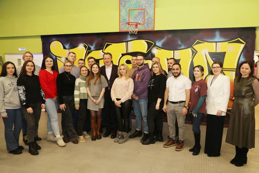 Вячеслав Гладков встретился с ординаторами мединститута НИУ «БелГУ» События НИУ «БелГУ» вячеслав гладков встретился с ординаторами мединститута ниу «белгу»