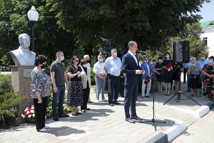 Памяти выдающегося хирурга: В Борисовке открыт бюст заслуженного врача РФ Владимира Куликовского
 События НИУ «БелГУ» памяти выдающегося хирурга: в борисовке открыт бюст заслуженного врача рф владимира куликовского