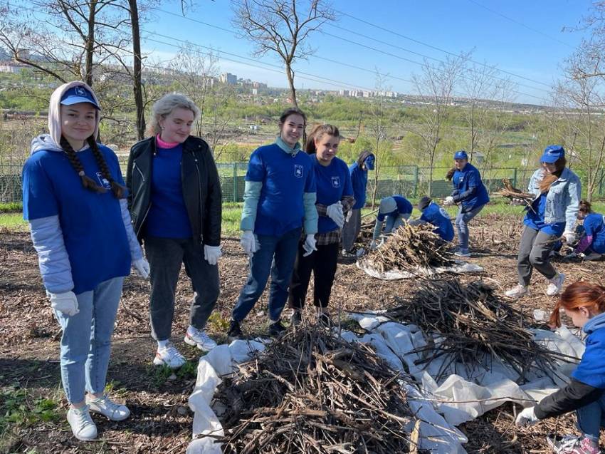 Студенты и сотрудники вуза завершили работы в ботаническом саду НИУ «БелГУ» События НИУ «БелГУ» студенты и сотрудники вуза завершили работы в ботаническом саду ниу «белгу»